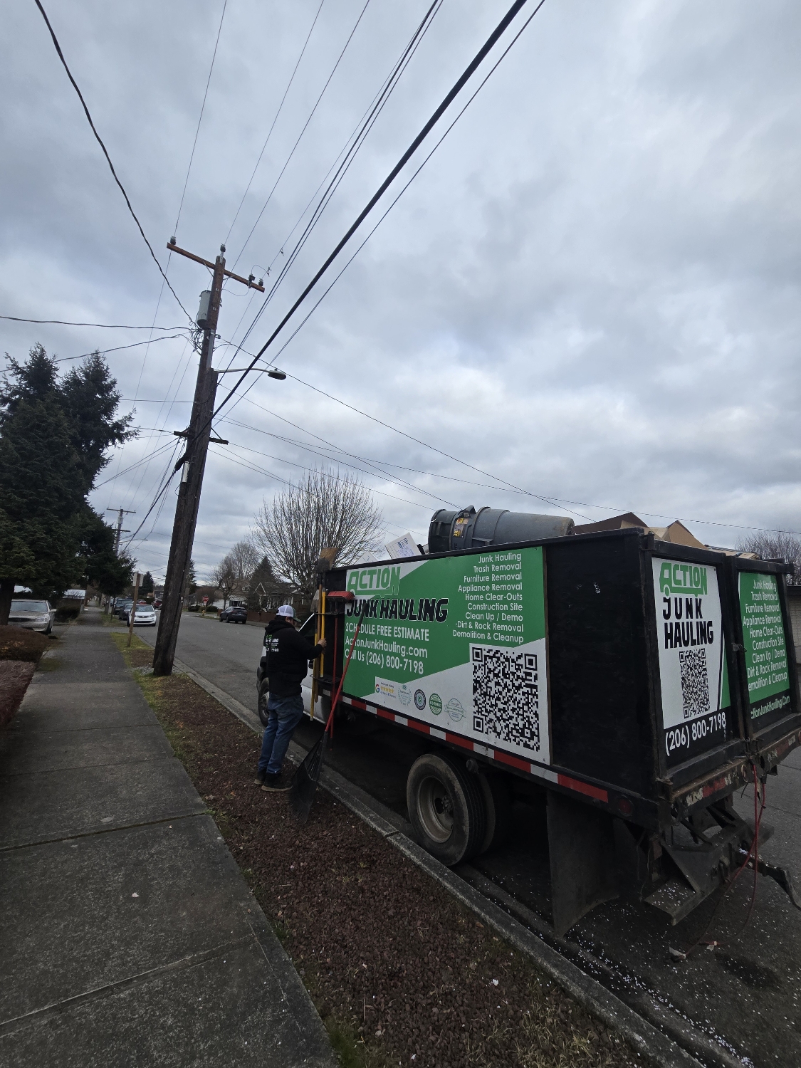 How a Junk Removal Service Saves You Time and Stress